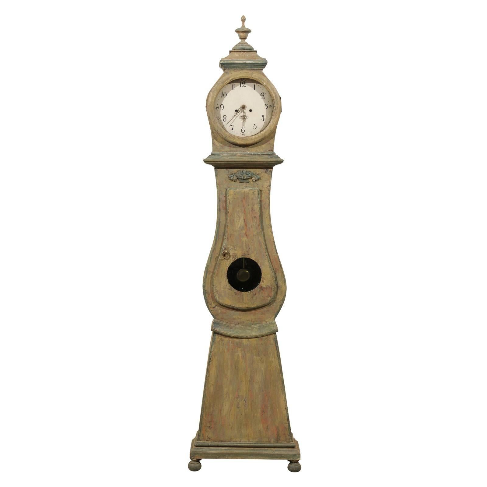 Horloge suédoise du 19ème siècle à boîtier/foyer en bois de couleur taupe, gris et vert en vente