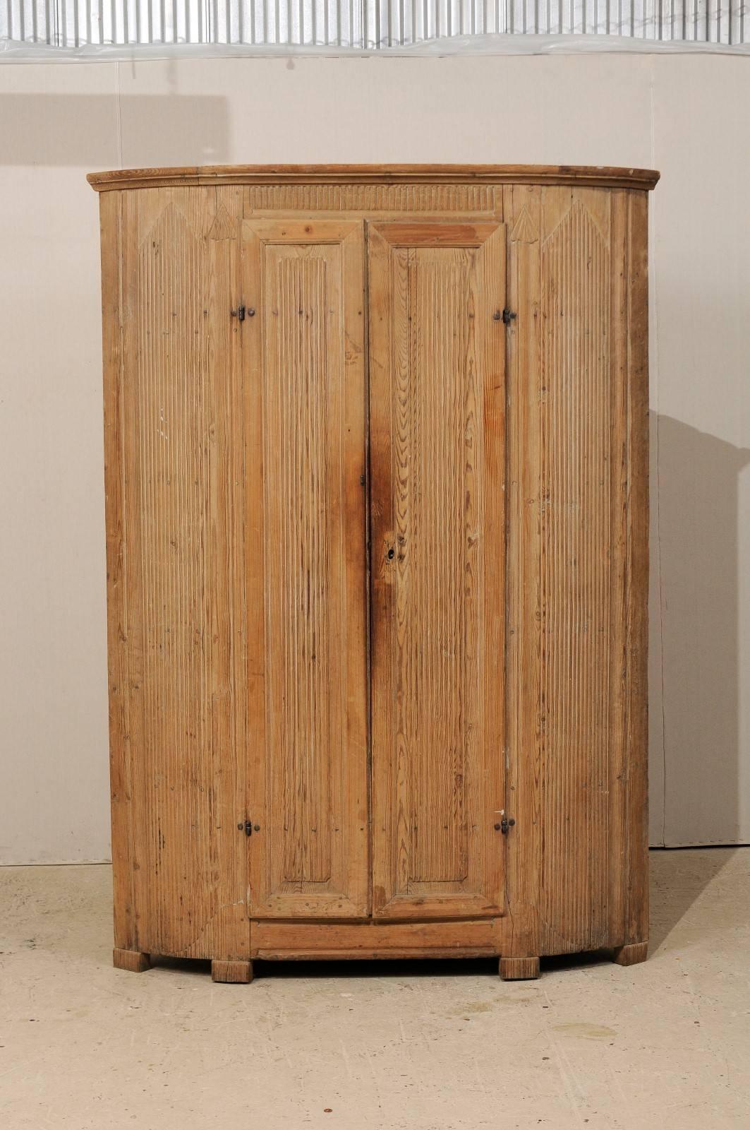 Gustavien Armoire d'angle gustavienne d'époque du 19ème siècle, roseaux verticals et bois naturel en vente