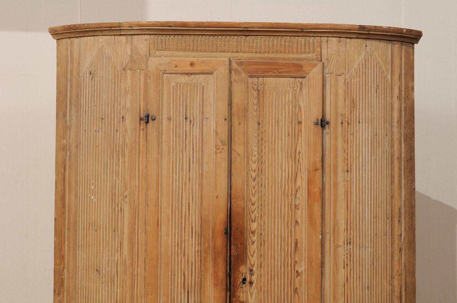 Suédois Armoire d'angle gustavienne d'époque du 19ème siècle, roseaux verticals et bois naturel en vente