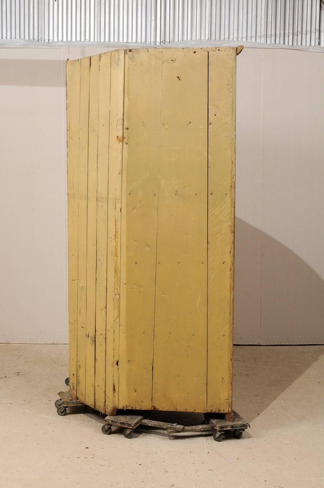 Armoire d'angle gustavienne d'époque du 19ème siècle, roseaux verticals et bois naturel en vente 3