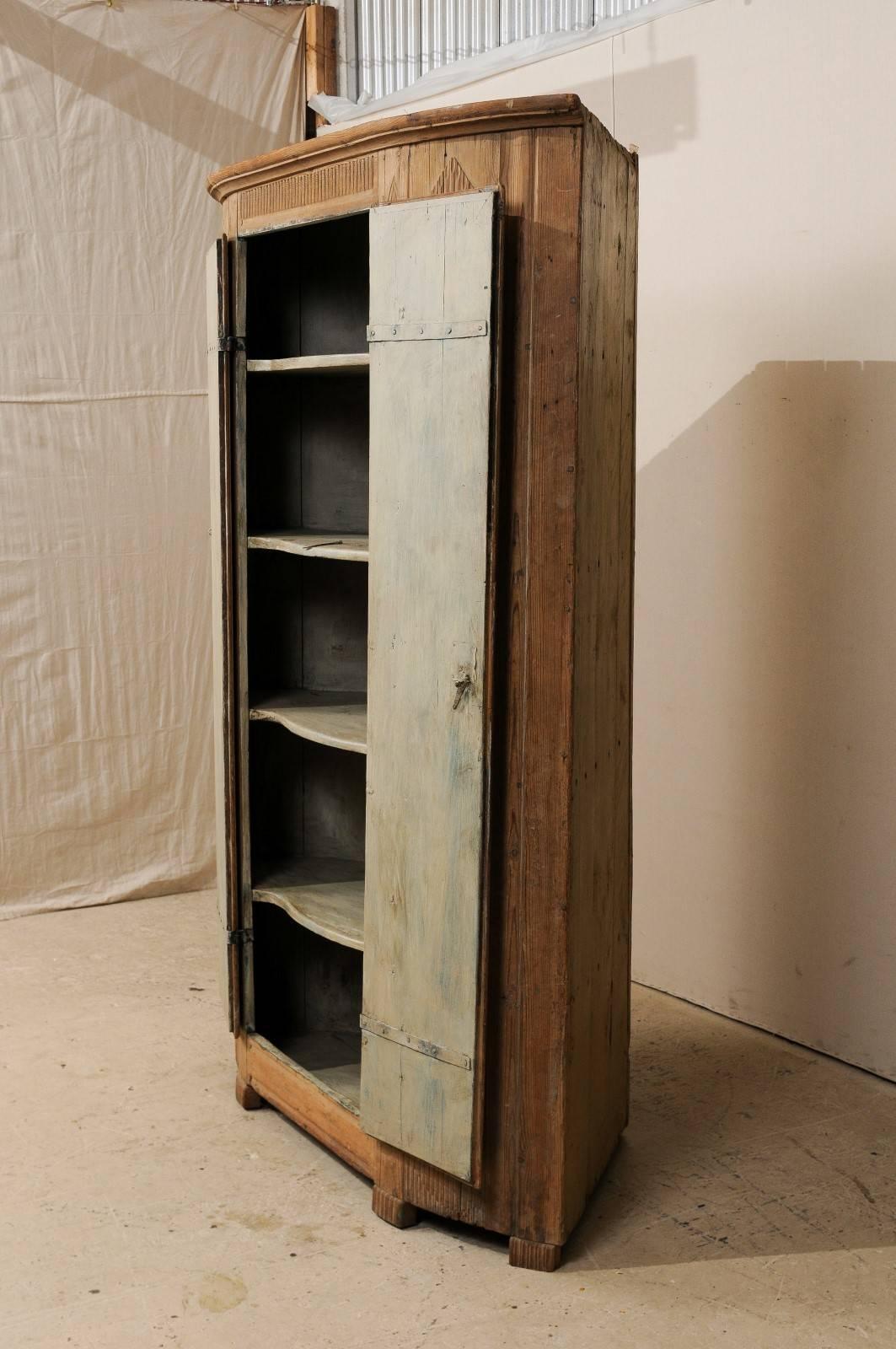 Armoire d'angle gustavienne d'époque du 19ème siècle, roseaux verticals et bois naturel en vente 2