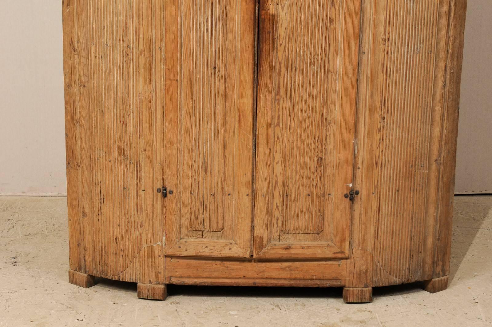 19th Century Period Gustavian Corner Cabinet, Vertical Reeds and Natural Wood In Good Condition For Sale In Atlanta, GA