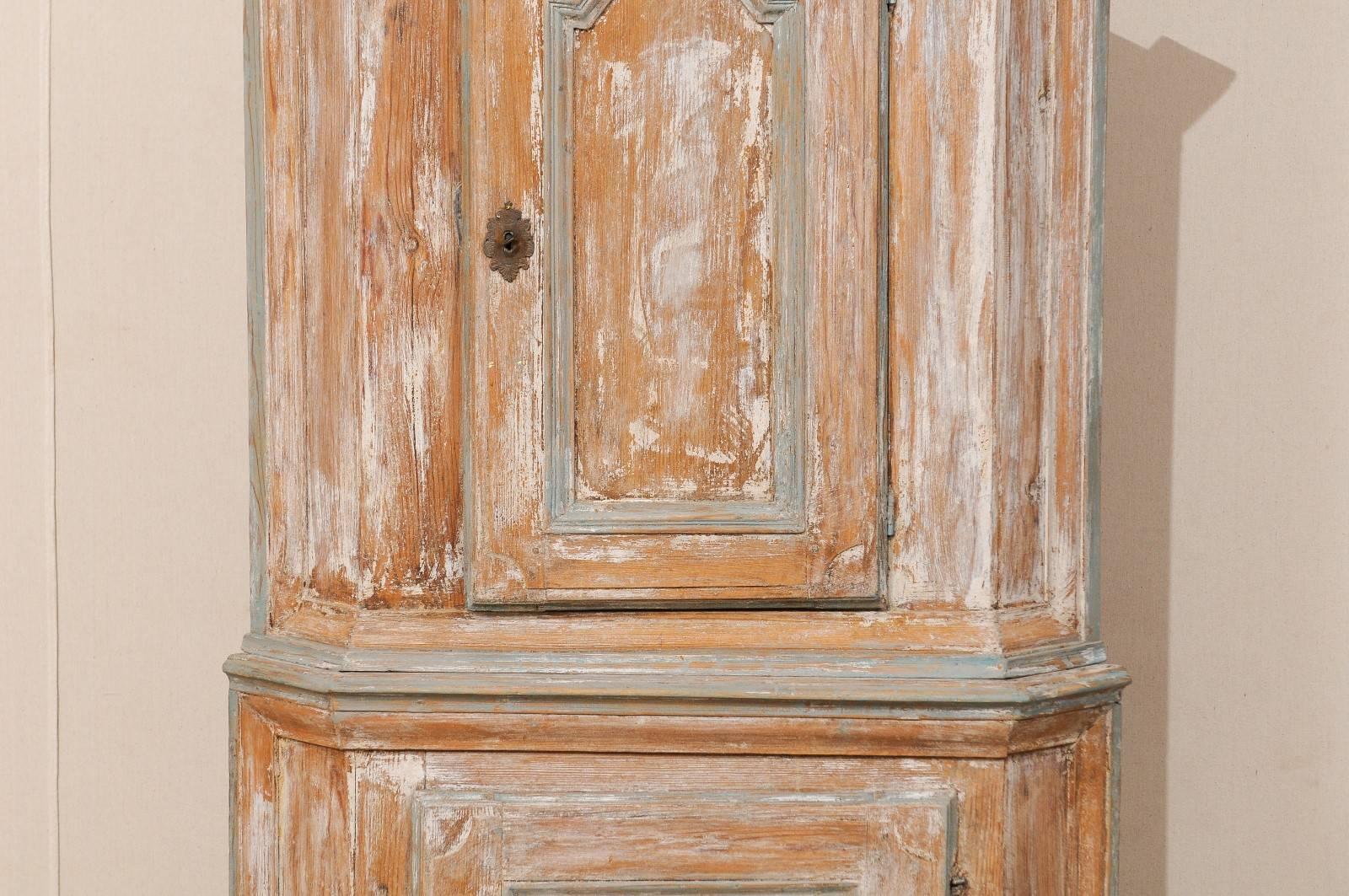 A Swedish Late-Baroque Corner Cabinet with Pediment Cornice & Scalloped Base In Good Condition For Sale In Atlanta, GA