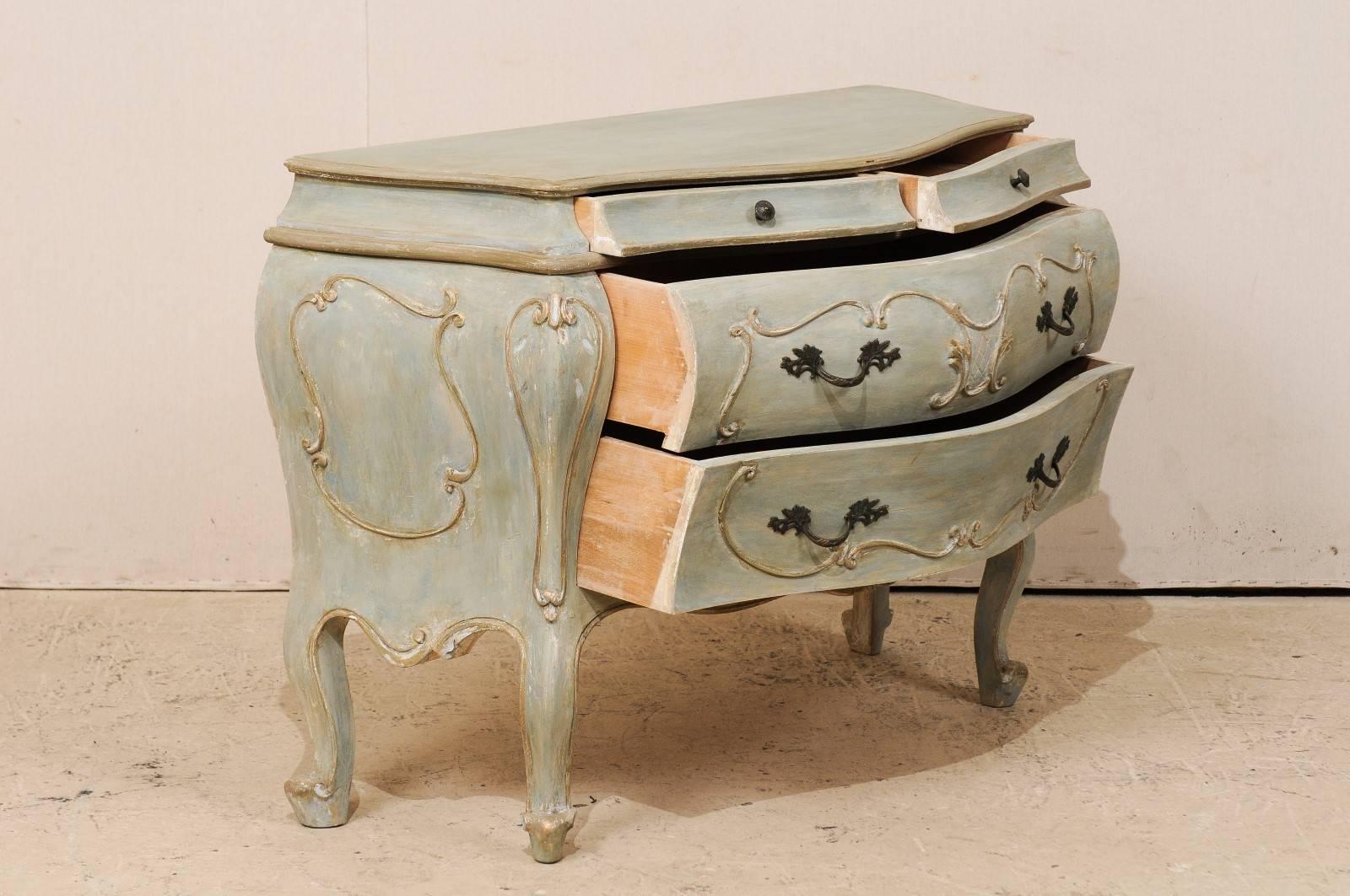 20ième siècle Commode bombée de style rococo à quatre tiroirs avec des accents gris, bleu, vert et beige en vente