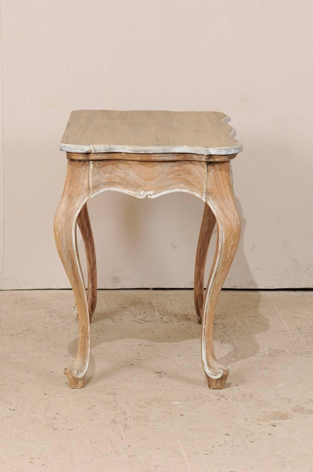 Lovely Brazilian Accent Table of Natural Wood with Painted Trim & Cabriole Legs In Good Condition In Atlanta, GA