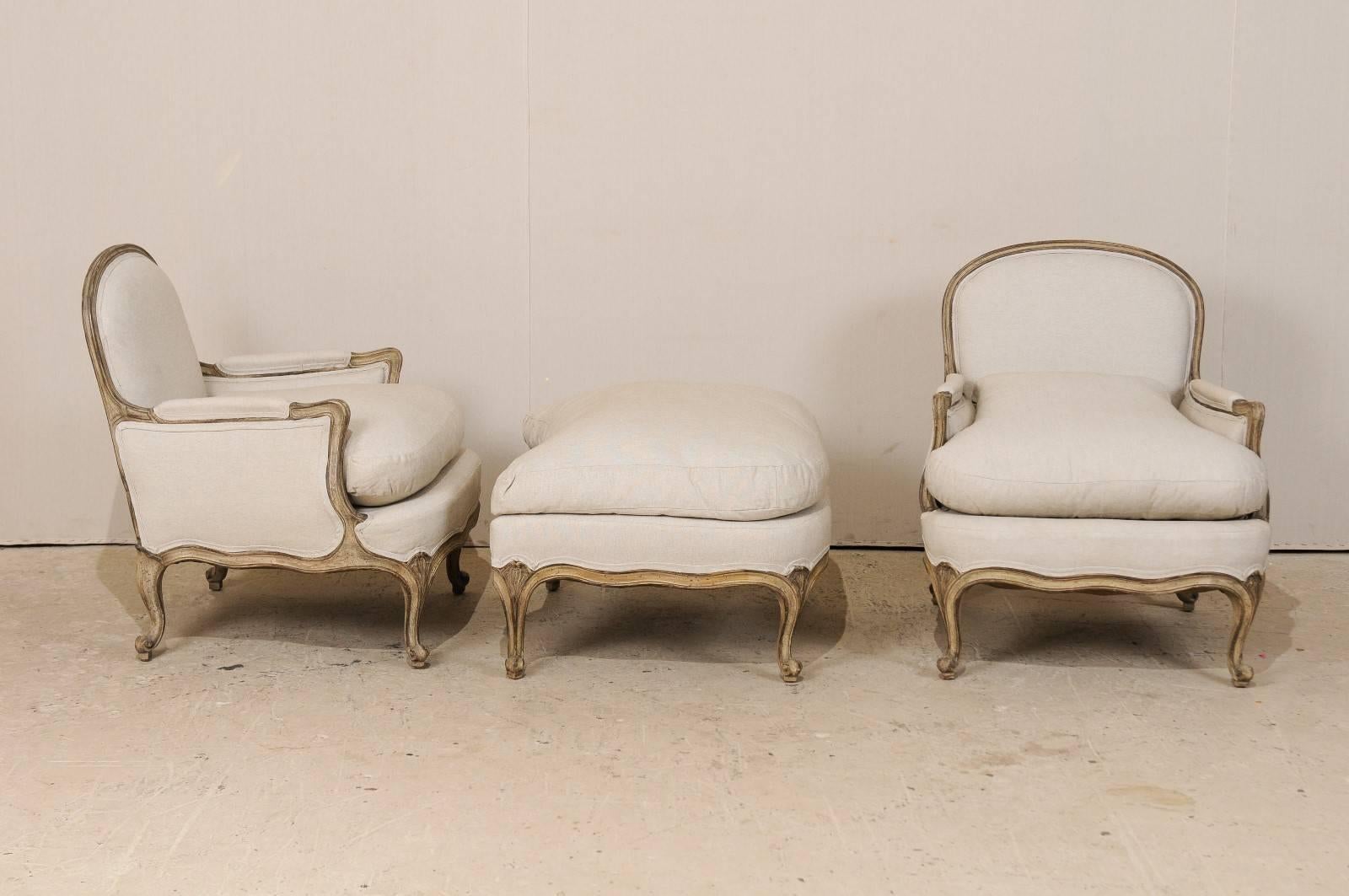 Three-Piece Set of French Bergères Chair Pair with Pouf / Ottoman, Neutral Tones In Good Condition In Atlanta, GA