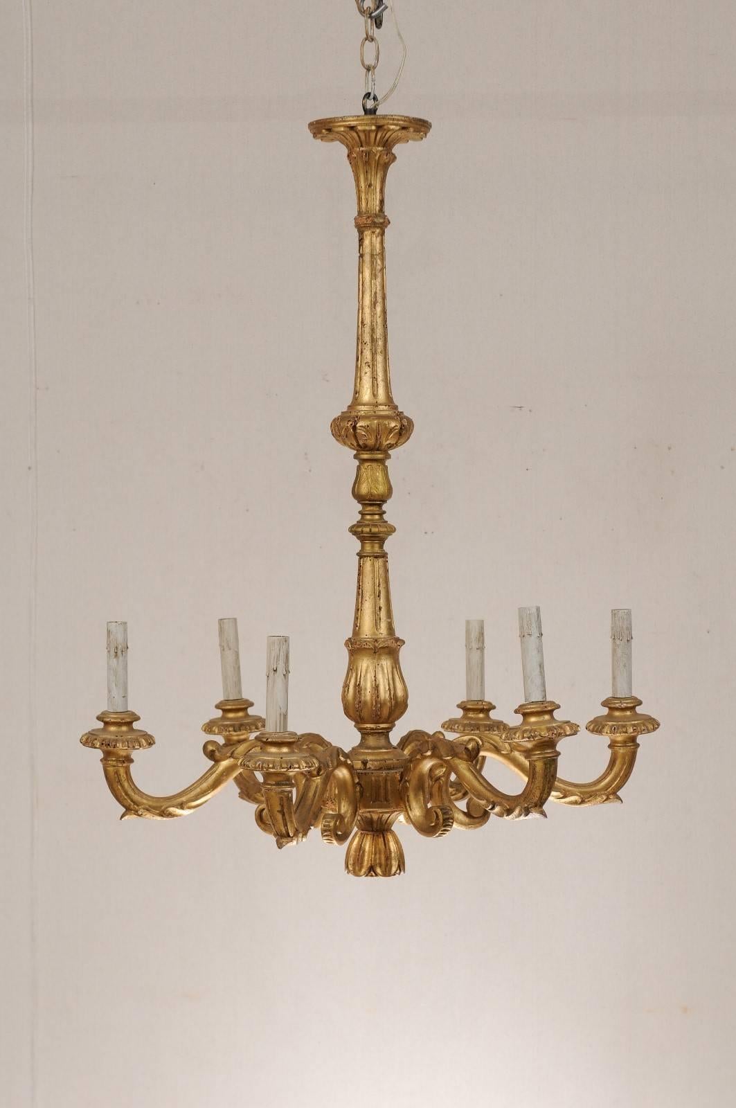 Italienischer vergoldeter Sechs-Licht-Kronleuchter mit schlanker Säule und schön geschnitzten Details (20. Jahrhundert) im Angebot