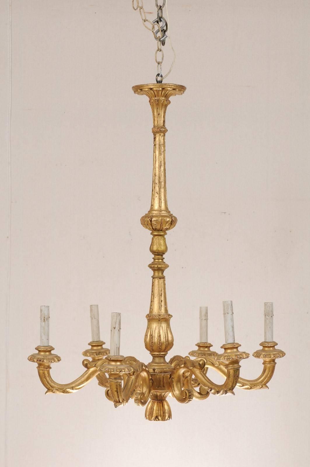 Italienischer vergoldeter Sechs-Licht-Kronleuchter mit schlanker Säule und schön geschnitzten Details (Geschnitzt) im Angebot