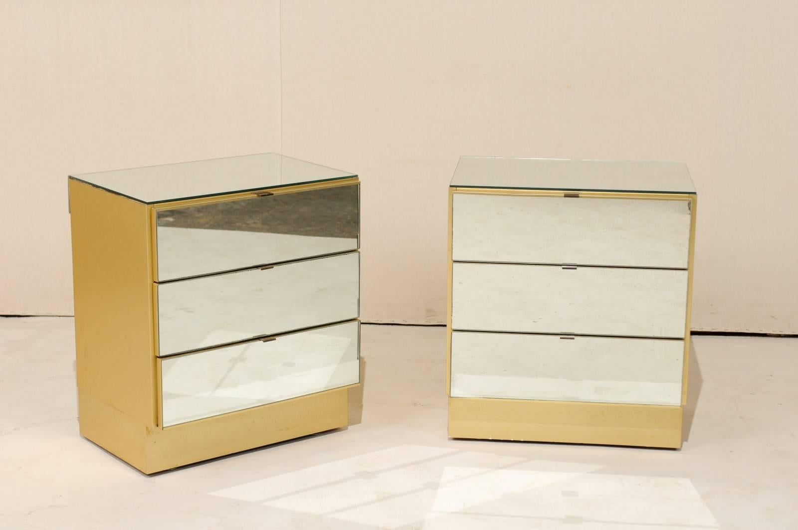Américain Paire élégante de commodes vintage à trois tiroirs en miroir de style moderne avec couleurs dorées en vente