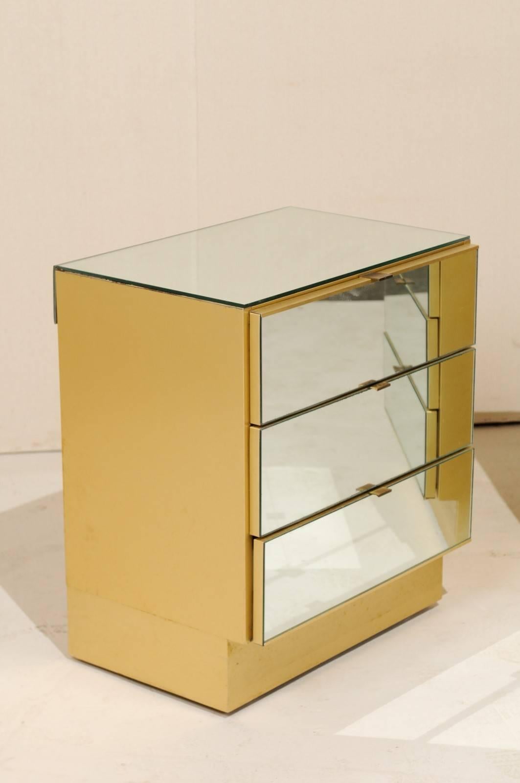 Paire élégante de commodes vintage à trois tiroirs en miroir de style moderne avec couleurs dorées Bon état - En vente à Atlanta, GA