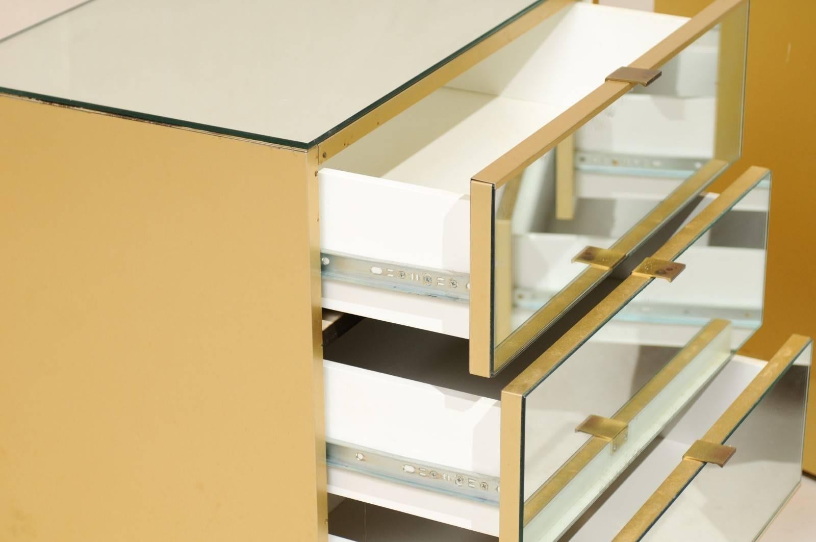 Paire de commodes vintage à trois tiroirs avec miroir de style moderne Bon état - En vente à Atlanta, GA