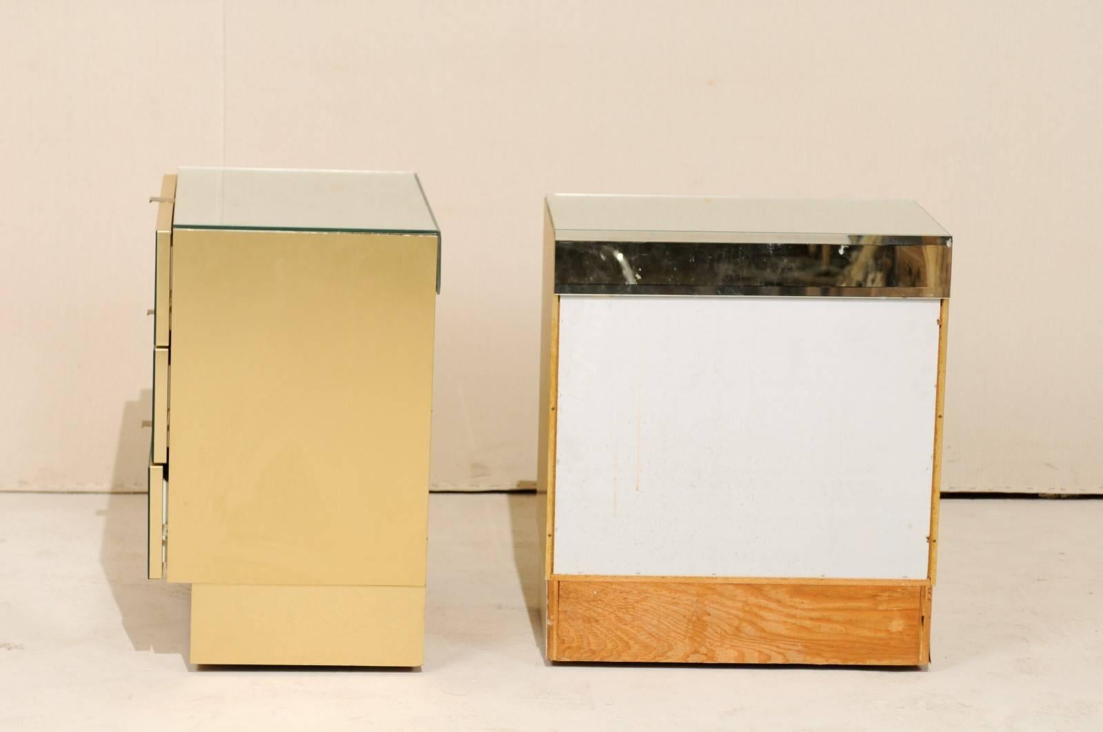 Paire élégante de commodes vintage à trois tiroirs en miroir de style moderne avec couleurs dorées en vente 3