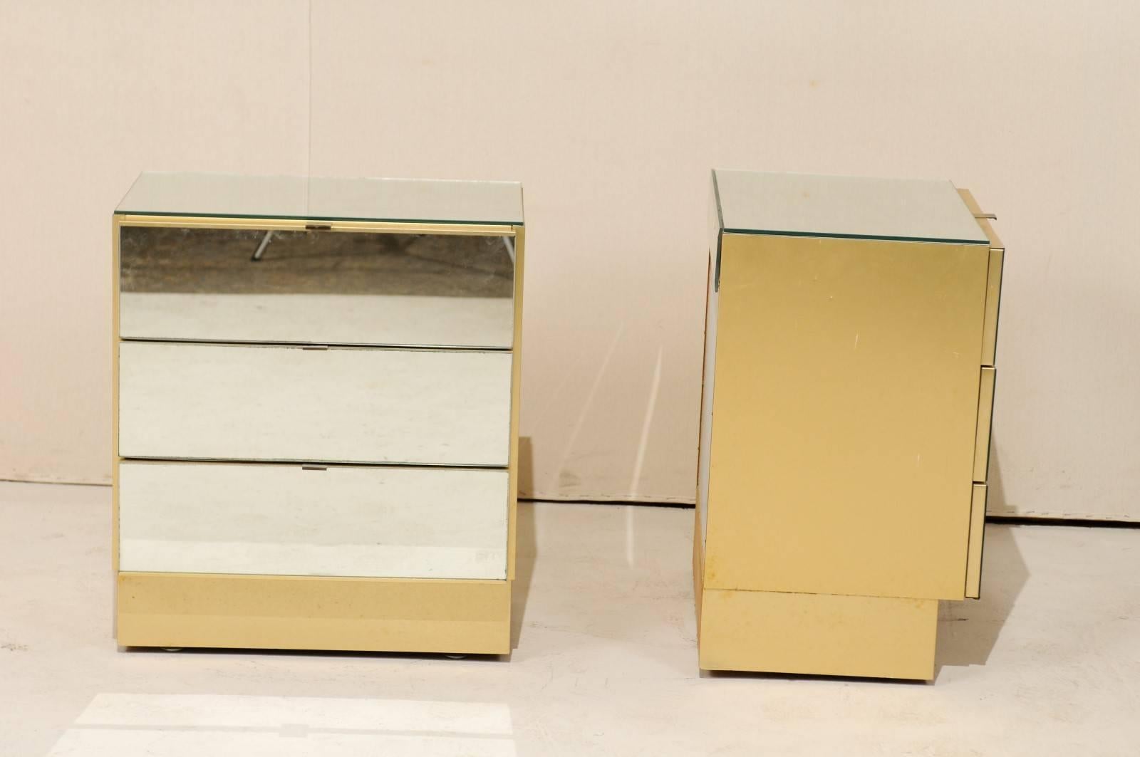 Verre Paire élégante de commodes vintage à trois tiroirs en miroir de style moderne avec couleurs dorées en vente