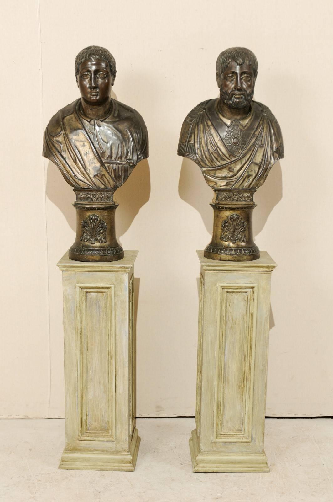 Une étonnante paire de bustes italiens représentant des sénateurs romains inconnus. Cette paire de bustes italiens du XIXe siècle est composée de cuivre repoussé (une technique dans laquelle le métal est battu ou plaqué) sur du bois. Ces bustes