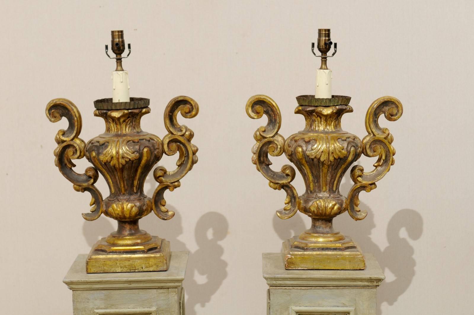 Paire de lampes de table italiennes de style rococo. Cette paire de lampes de table de style rococo italien du XIXe siècle, dorées et peintes, présente un corps décoratif en forme d'urne avec des poignées latérales composées d'une série de volutes