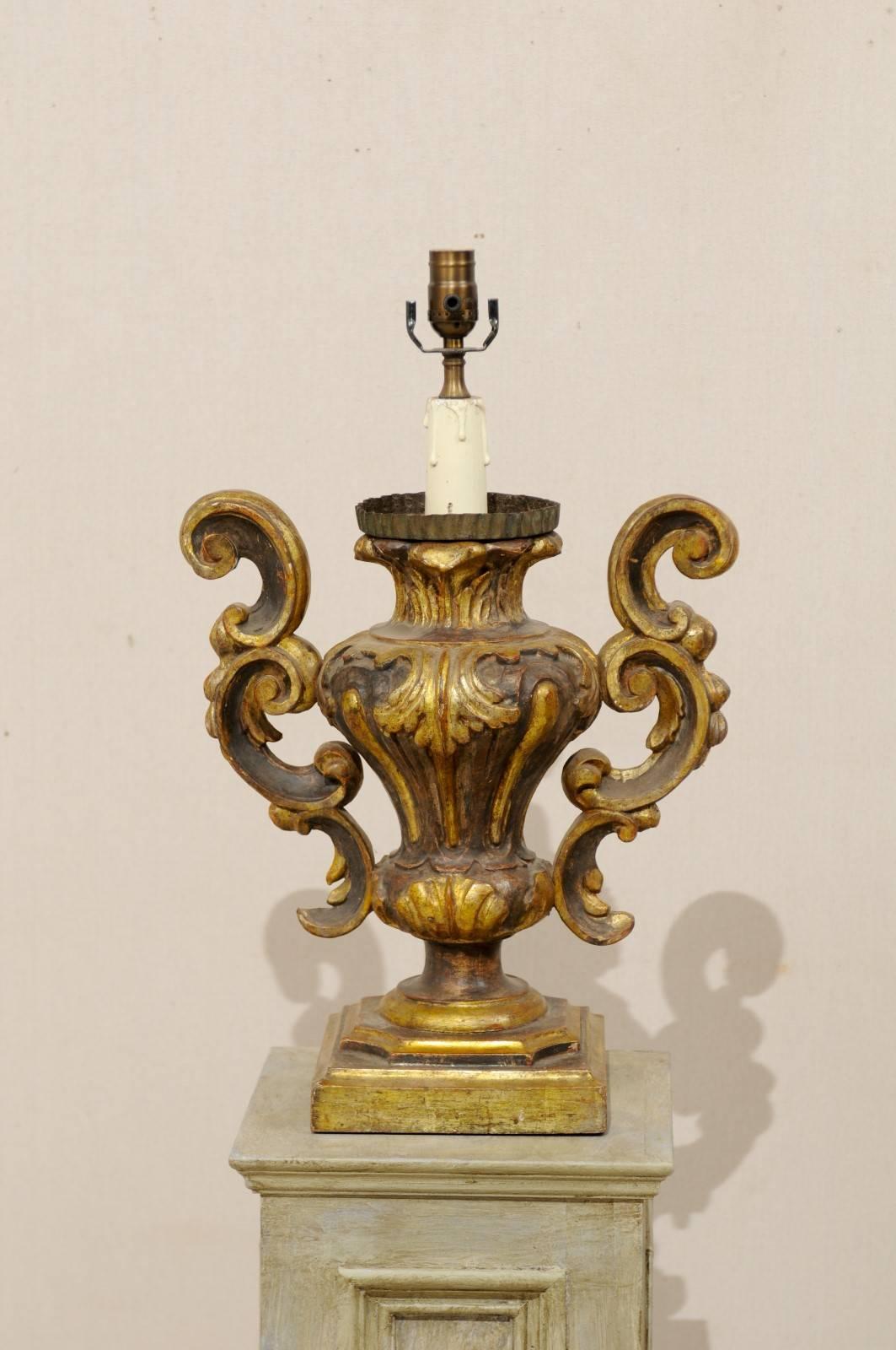 Rococo Paire de lampes de table dorées de style rococo italien avec forme classique d'urne et feuillage en vente