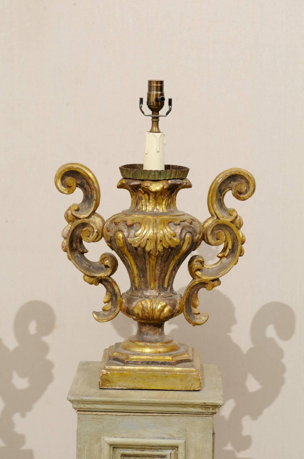 Sculpté Paire de lampes de table dorées de style rococo italien avec forme classique d'urne et feuillage en vente