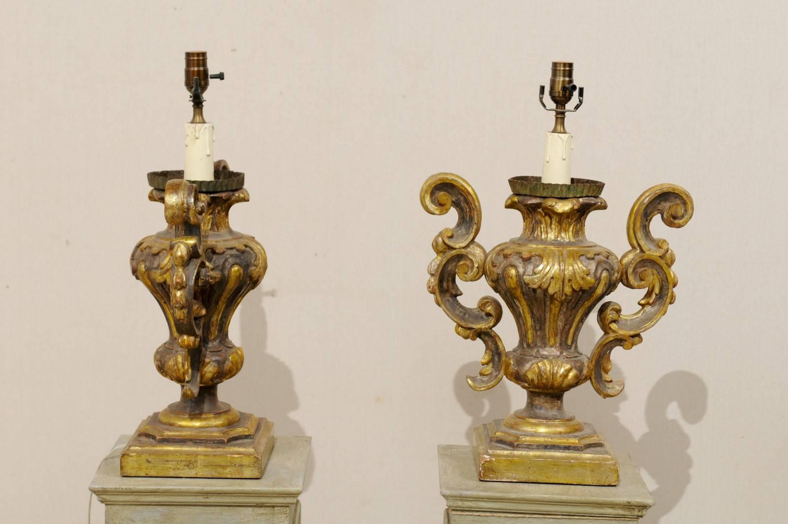XIXe siècle Paire de lampes de table dorées de style rococo italien avec forme classique d'urne et feuillage en vente