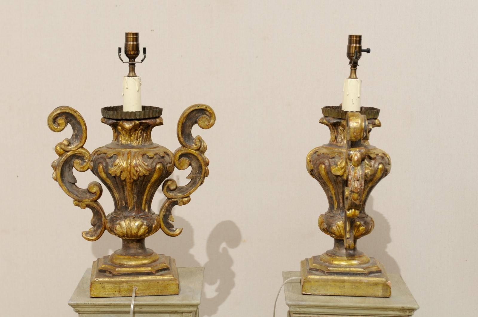 Paire de lampes de table dorées de style rococo italien avec forme classique d'urne et feuillage Bon état - En vente à Atlanta, GA