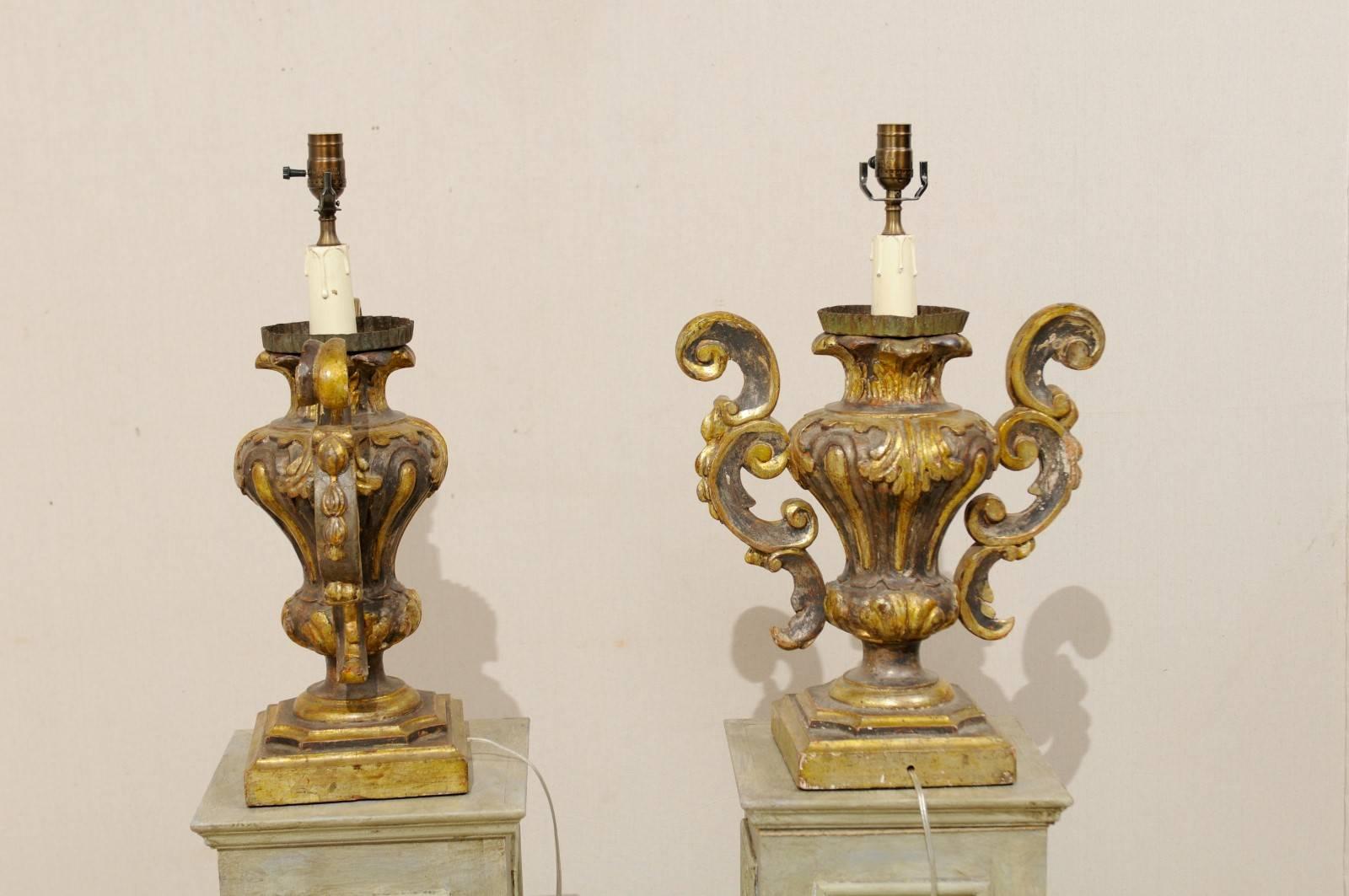 Bois Paire de lampes de table dorées de style rococo italien avec forme classique d'urne et feuillage en vente
