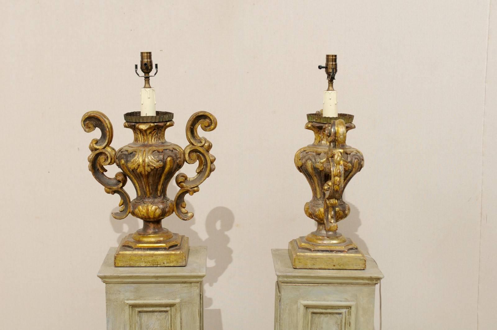 Paire de lampes de table dorées de style rococo italien avec forme classique d'urne et feuillage en vente 1