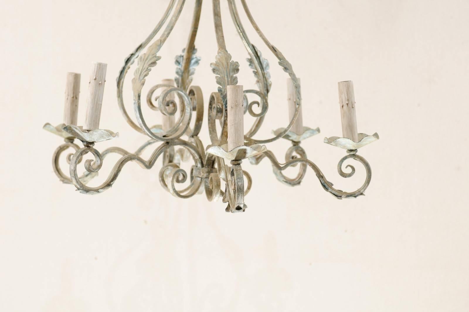 Sechs-Licht-Kronleuchter aus lackiertem Eisen in Birnenform mit verschnörkelten Schnörkeln (20. Jahrhundert) im Angebot