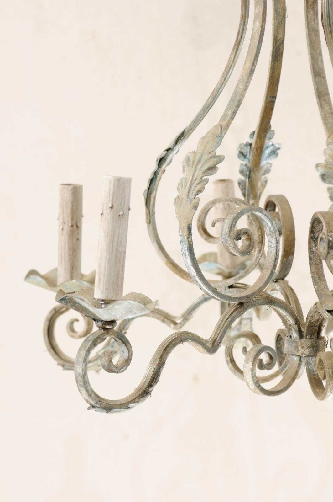 Sechs-Licht-Kronleuchter aus lackiertem Eisen in Birnenform mit verschnörkelten Schnörkeln im Zustand „Gut“ im Angebot in Atlanta, GA