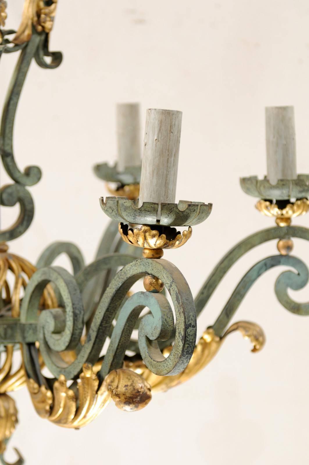 Sechs-Licht-Kronleuchter aus geschmiedetem Eisen mit vergoldetem Akzent, französischer Verdigris-Stil im Angebot 2