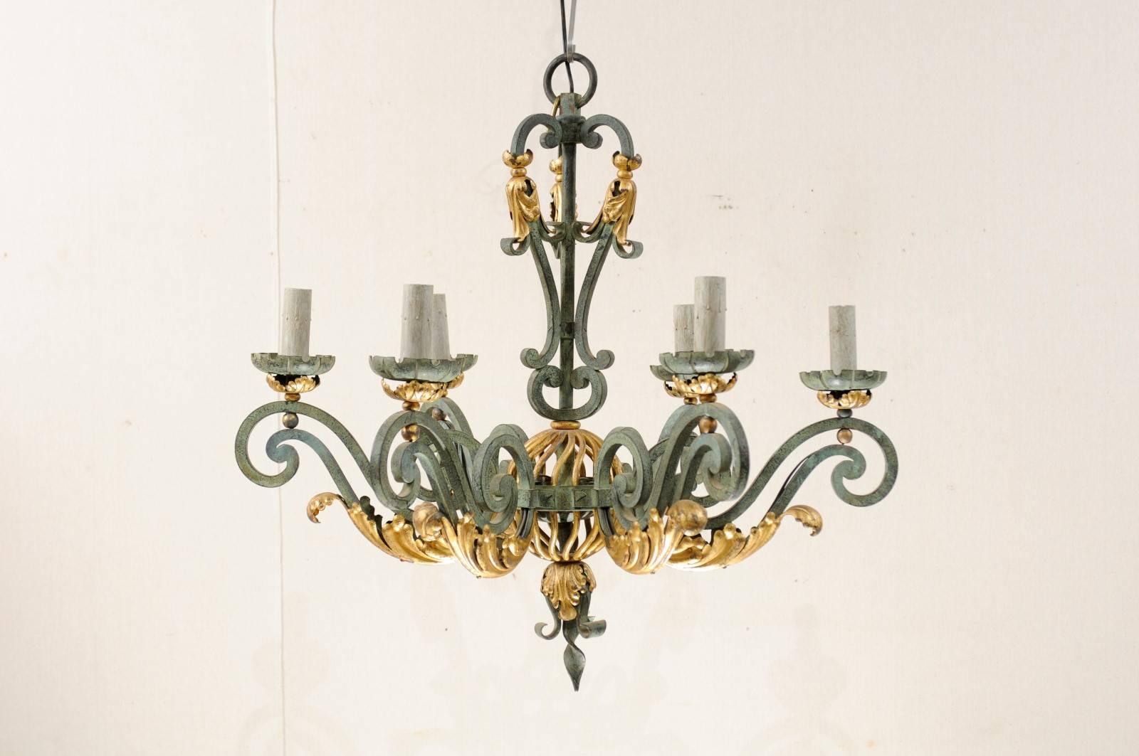 Sechs-Licht-Kronleuchter aus geschmiedetem Eisen mit vergoldetem Akzent, französischer Verdigris-Stil (Französisch) im Angebot