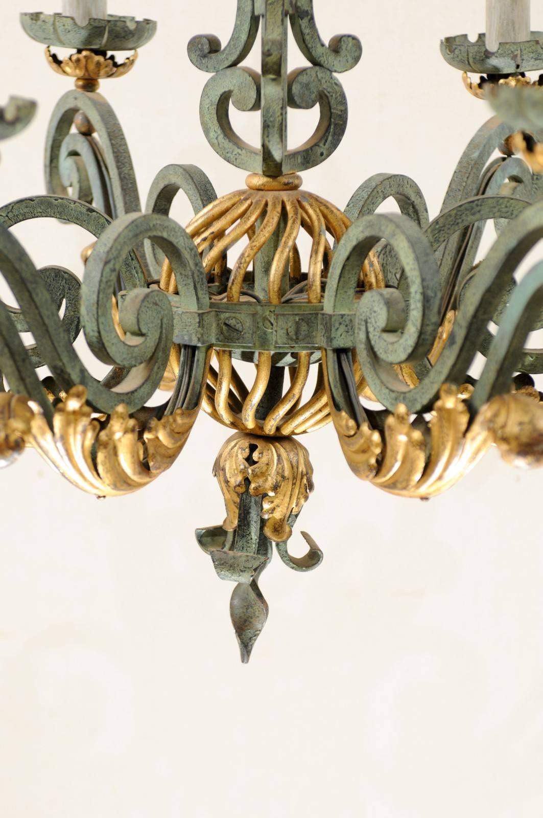 Sechs-Licht-Kronleuchter aus geschmiedetem Eisen mit vergoldetem Akzent, französischer Verdigris-Stil im Angebot 1