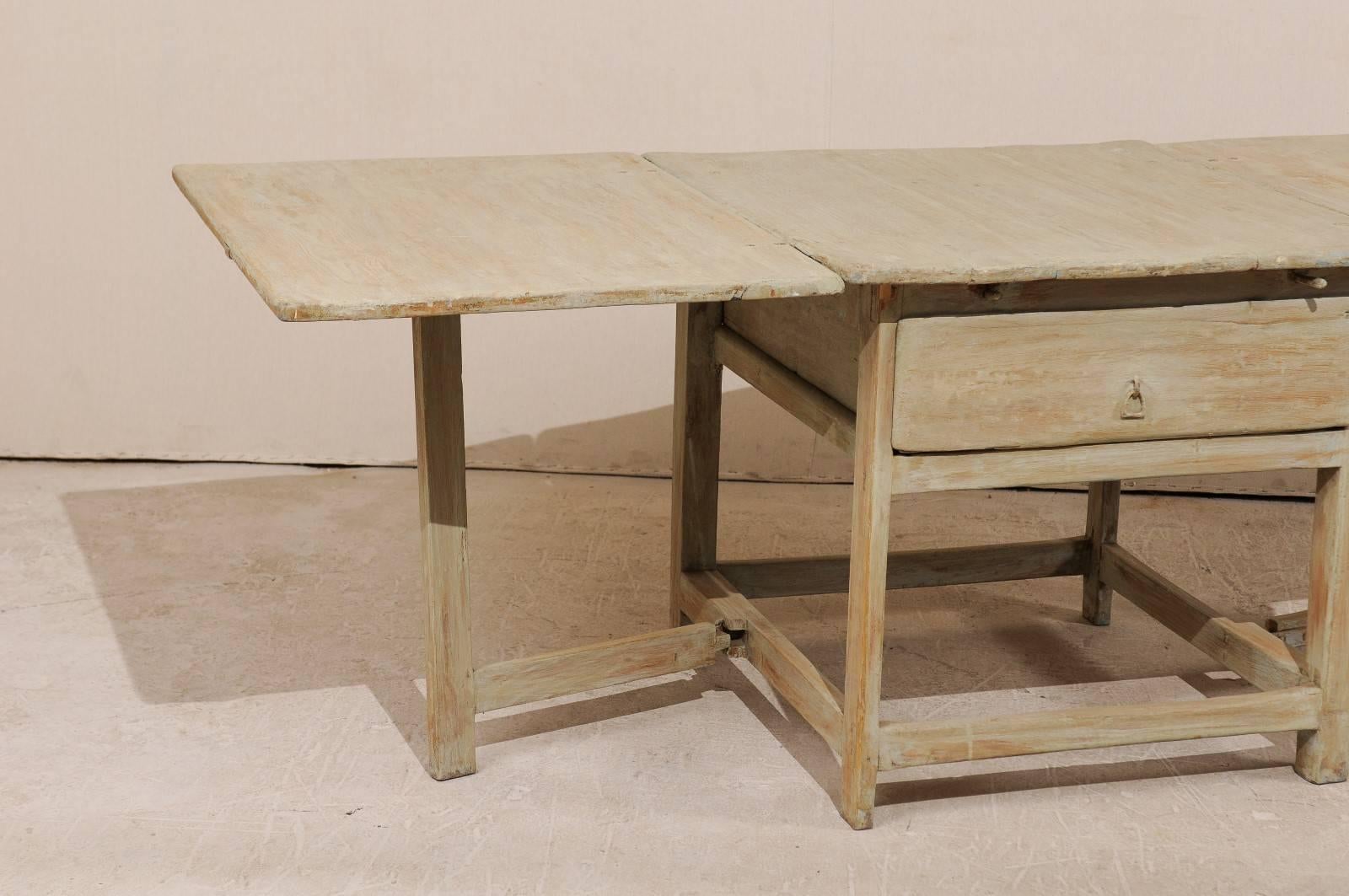 Suédois Table suédoise du 18ème siècle en bois peint à abattants avec pied de porte et tiroir en vente