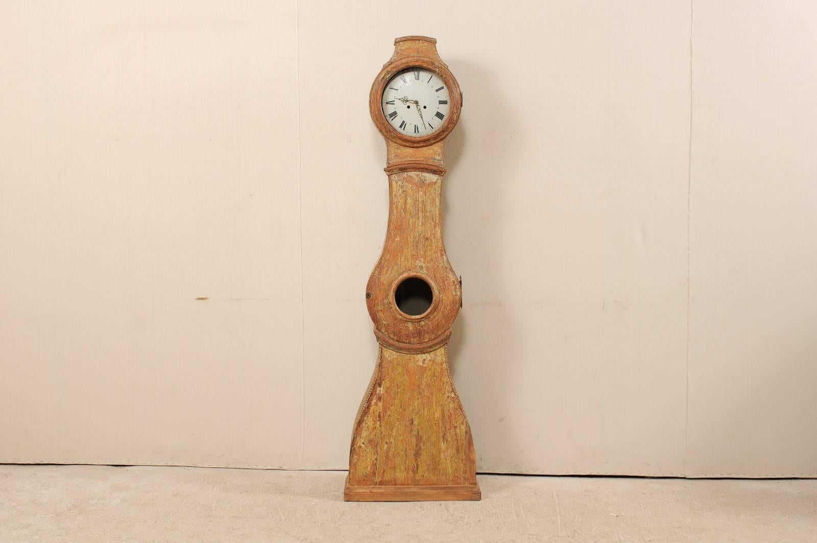 Horloge suédoise en bois peint du XIXe siècle. Cette horloge suédoise des années 1820 présente un visage rond, un écusson subtil et un corps en forme de goutte d'eau. Cette horloge a conservé son cadran, ses aiguilles et son mouvement en métal