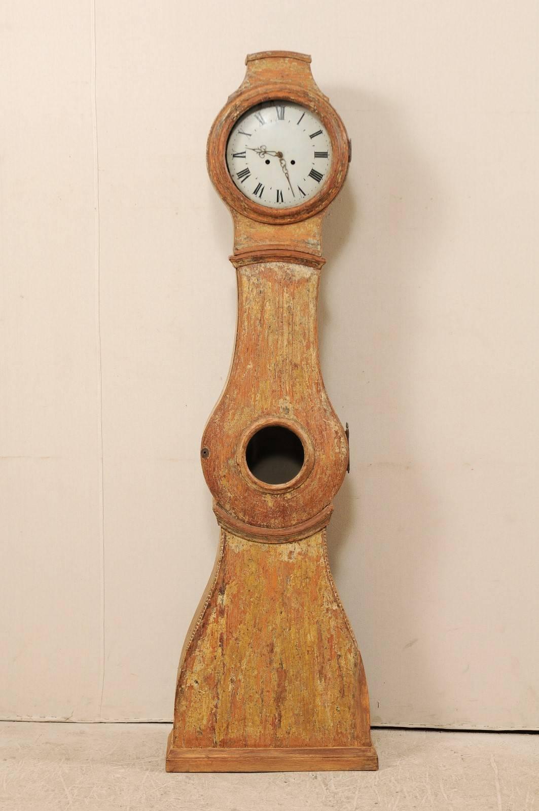 Suédois Horloge de parquet/de sol suédoise du 19ème siècle en bois peint avec finition découpée en vente