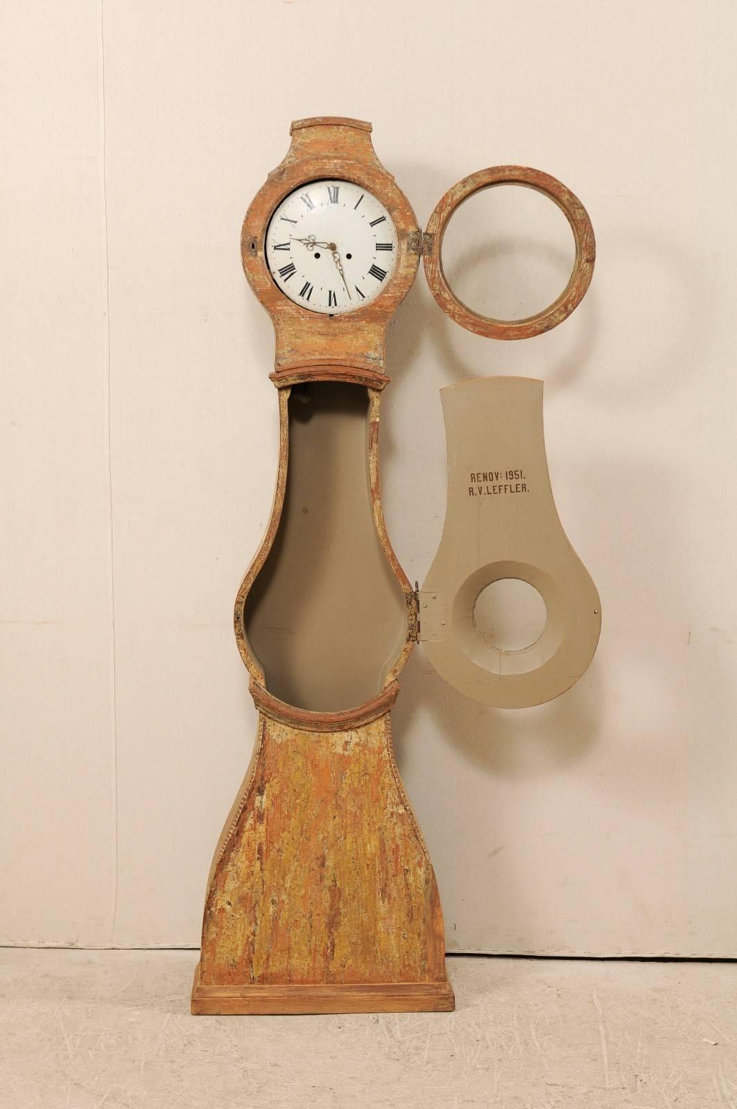 Bois Horloge de parquet/de sol suédoise du 19ème siècle en bois peint avec finition découpée en vente