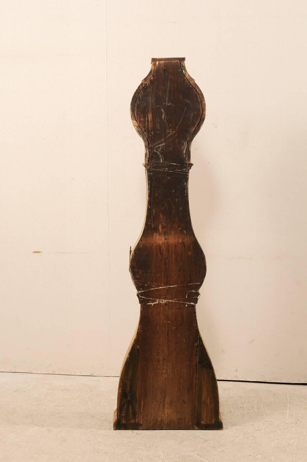 Schwedische Standuhr aus bemaltem Holz des 19. Jahrhunderts mit gekratzter Oberfläche im Angebot 6