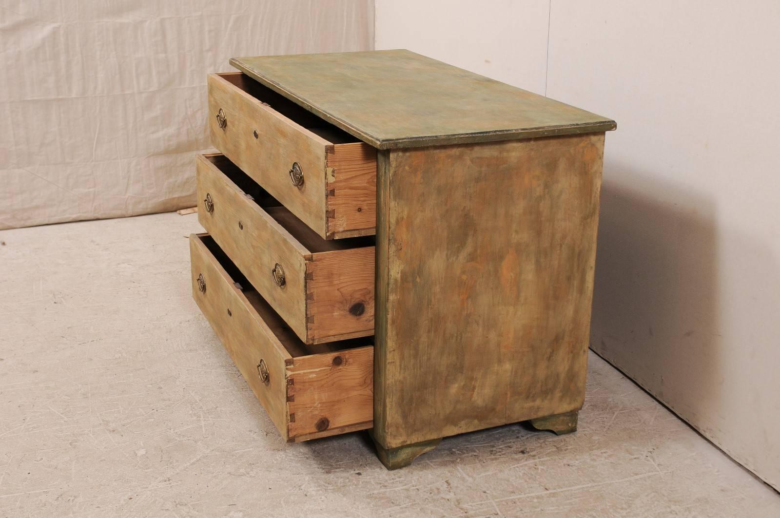 19th Century, Swedish Painted Wood Chest of Drawers in Beige and Green In Good Condition In Atlanta, GA