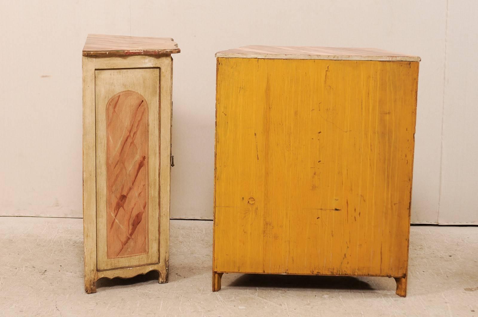 Paar italienische kleine bemalte Holzkommodini des frühen 20. Jahrhunderts mit Kunstmarmor im Angebot 3