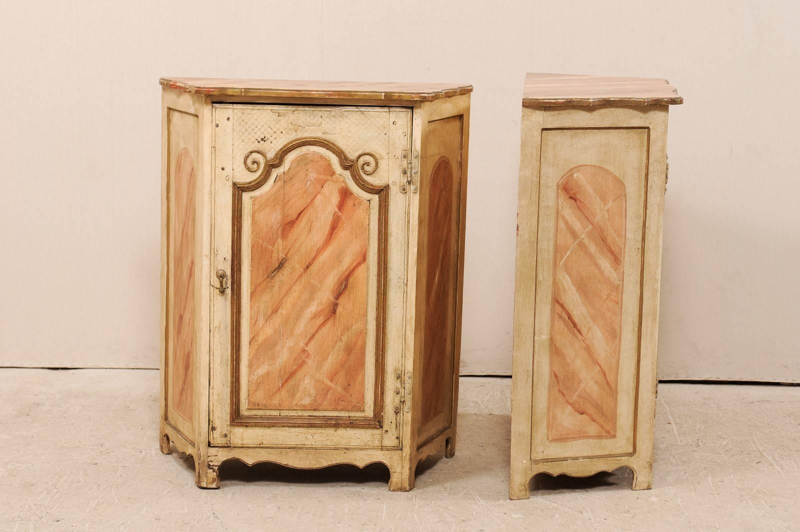 Paar italienische kleine bemalte Holzkommodini des frühen 20. Jahrhunderts mit Kunstmarmor im Angebot 1