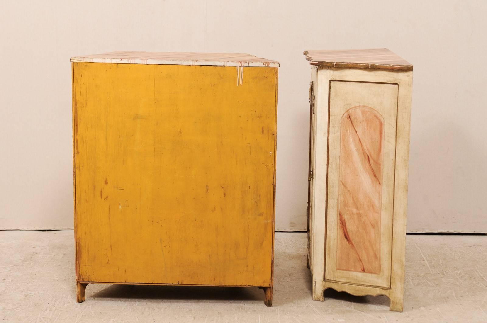 Paar italienische kleine bemalte Holzkommodini des frühen 20. Jahrhunderts mit Kunstmarmor im Angebot 2