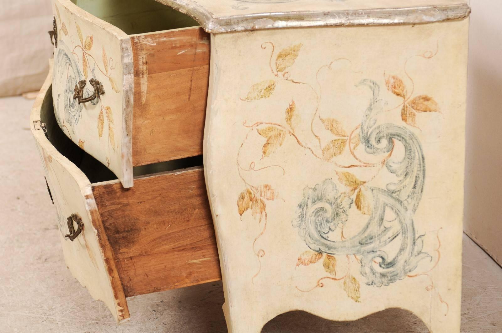 Italian Hand-Painted Early 20th Century Bombé Chest of Drawers in Cream Color 2