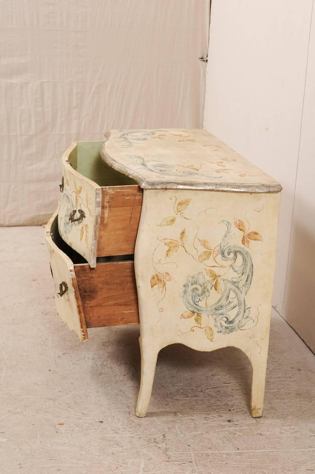 Italian Hand-Painted Early 20th Century Bombé Chest of Drawers in Cream Color 1