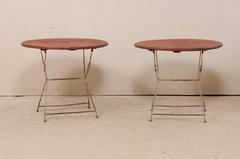 Paire de tables de patio / de porche vintage françaises pliantes à motif bistrot / à feuilles avec plateau rouge