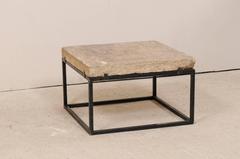 spanischer Couchtisch mit geschnitzter Steinplatte aus dem 18. Jahrhundert und elegantem schwarzem Metallsockel