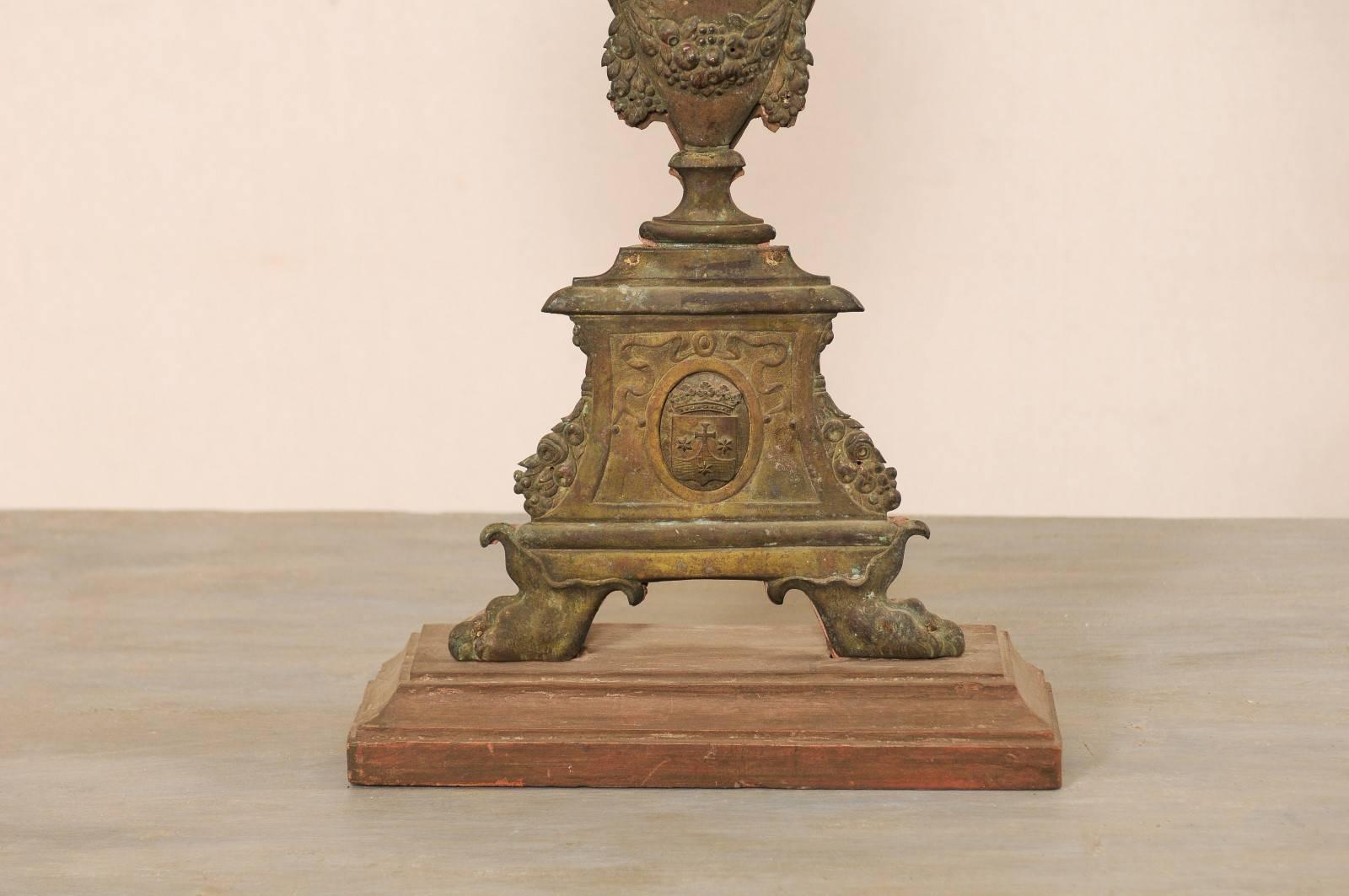 Pièce d'autel française du 19ème siècle avec intaille centrale et rehauts décorés Bon état - En vente à Atlanta, GA