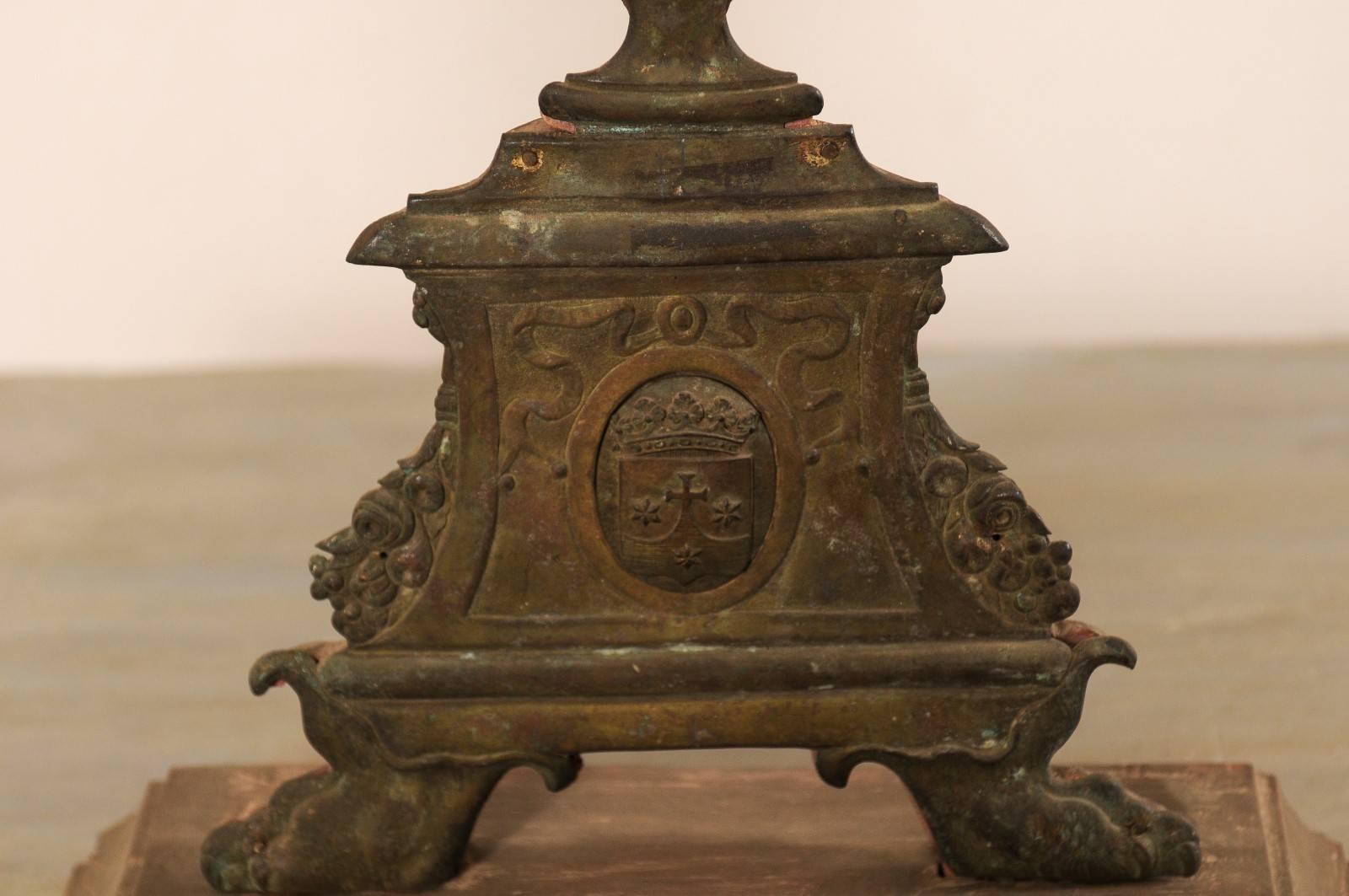 Pièce d'autel française du 19ème siècle avec intaille centrale et rehauts décorés en vente 2