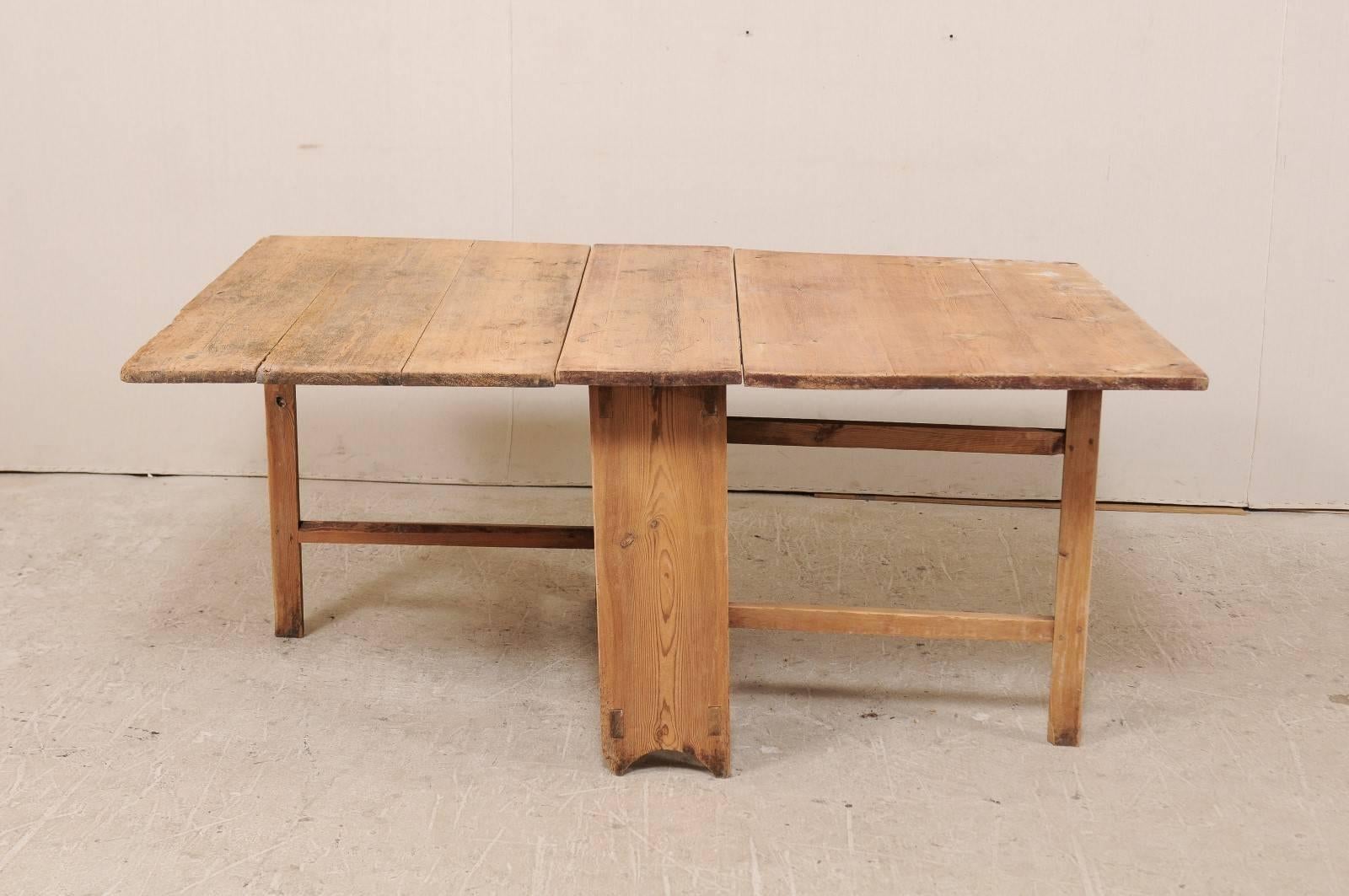 Rustique Table suédoise du début du XIXe siècle à pieds à abattant/table de portail avec finition en bois d'origine en vente