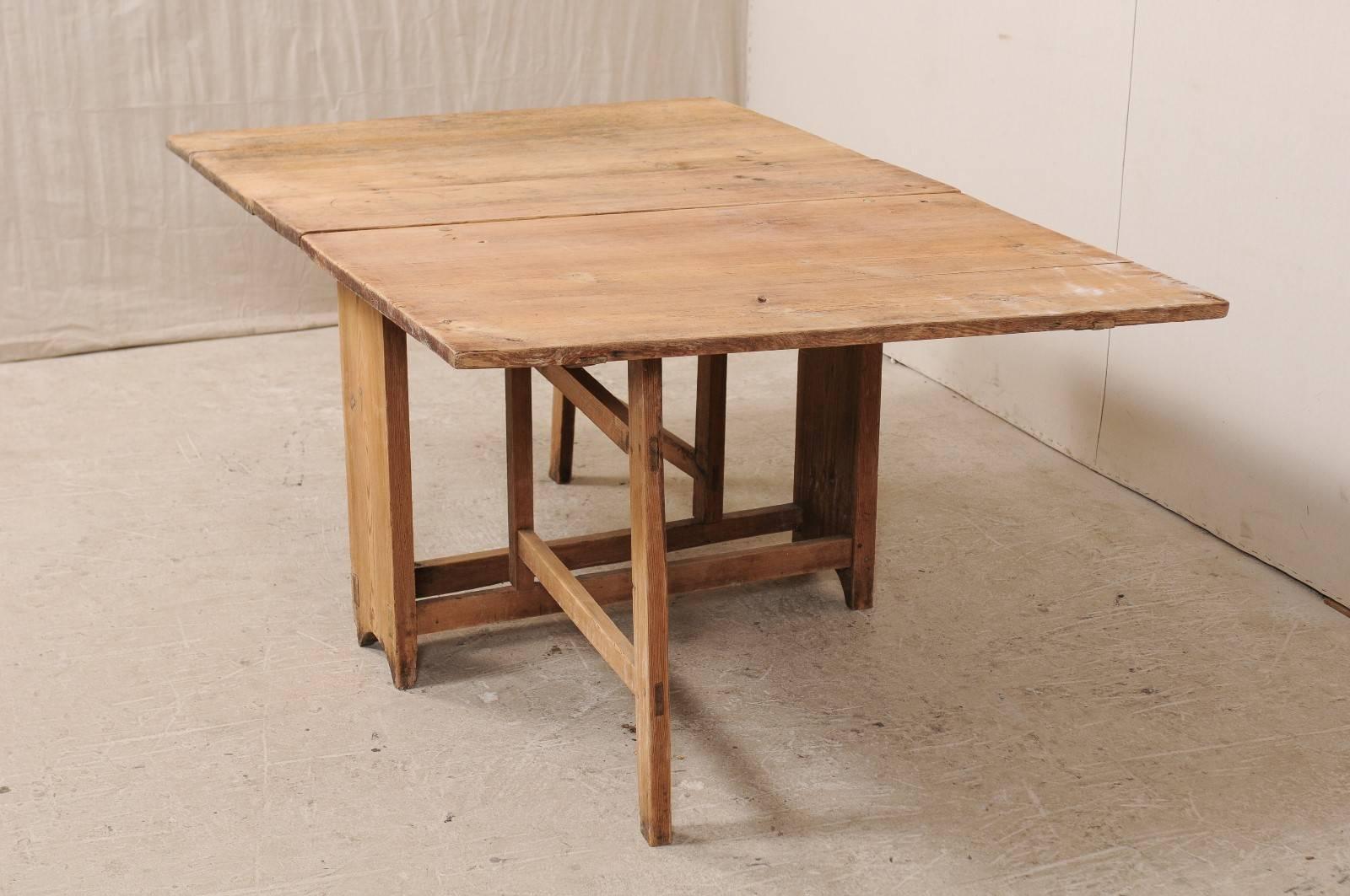 Suédois Table suédoise du début du XIXe siècle à pieds à abattant/table de portail avec finition en bois d'origine en vente