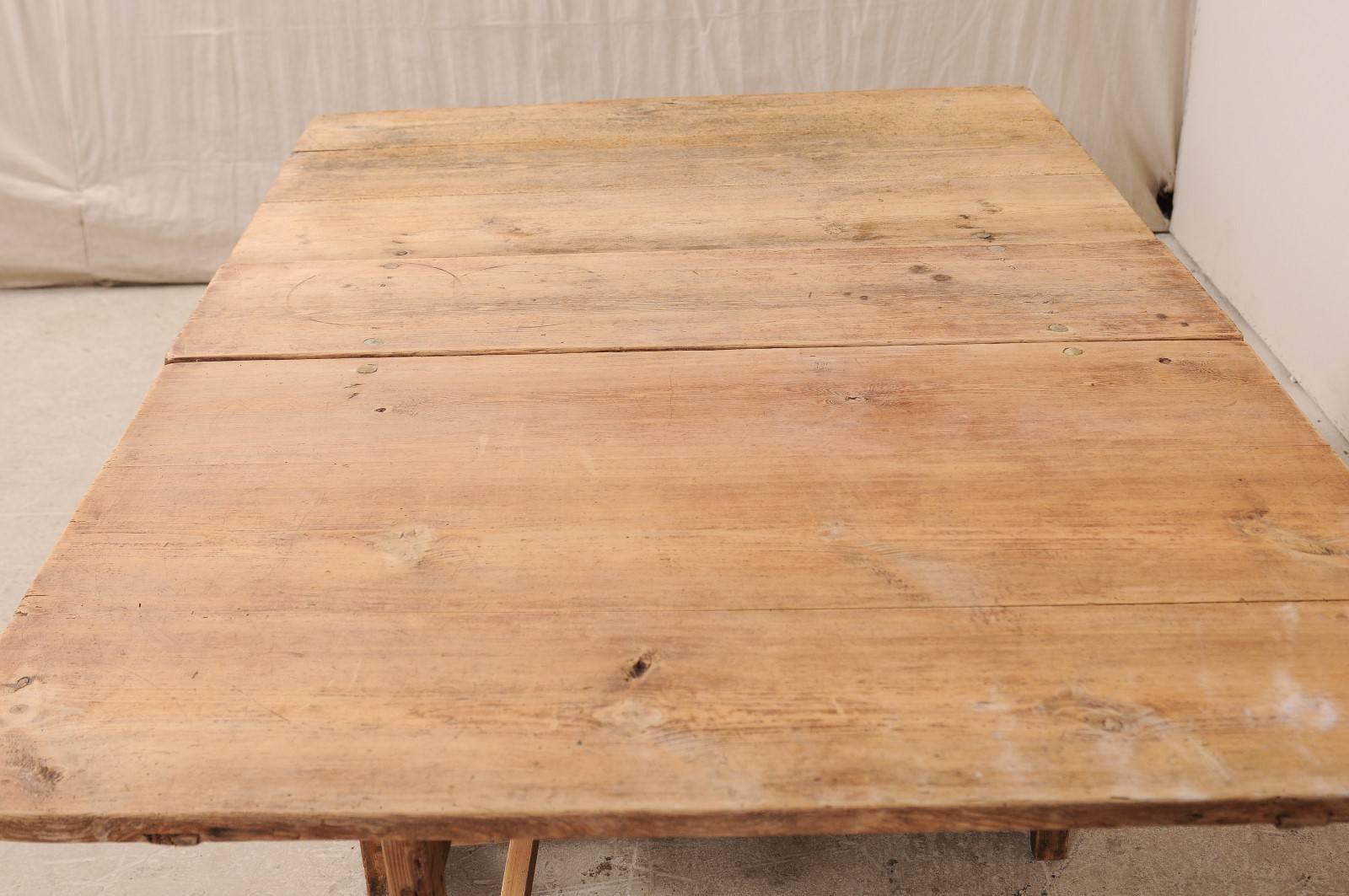 Sculpté Table suédoise du début du XIXe siècle à pieds à abattant/table de portail avec finition en bois d'origine en vente