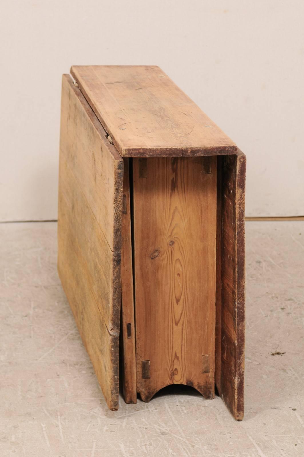 Bois Table suédoise du début du XIXe siècle à pieds à abattant/table de portail avec finition en bois d'origine en vente