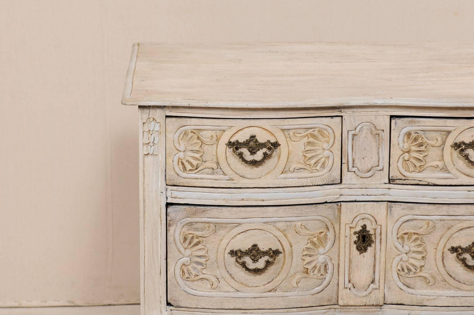 French Early 19th Century Scalloped Front & Ornately Carved Chest of Drawers In Good Condition In Atlanta, GA